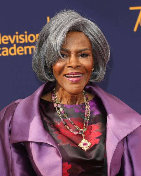Cicely Tyson poses a picture in an event.